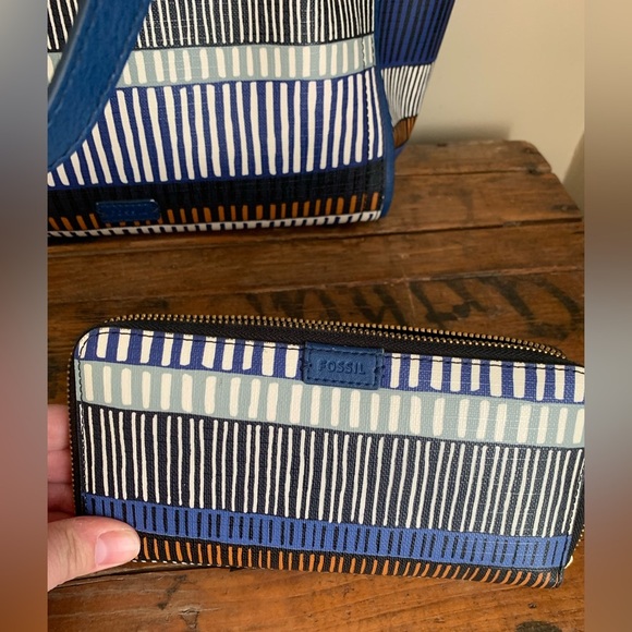 Fossil Emma Tote with matching wallet
Blue and brown pattern - Picture 13 of 16